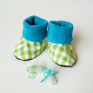 Door SOundgirl Design gemaakte babyslofjes, groen met blauw