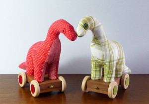 Rode en groene dino op wieltjes gemaakt door Nooni Design