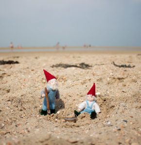 Vader en zoon kabouters op het strand gemaakt door Nooni Design